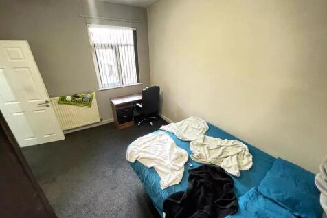 A simple and functional single bedroom featurin...