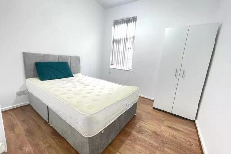 A bright and tidy double bedroom featuring a co...