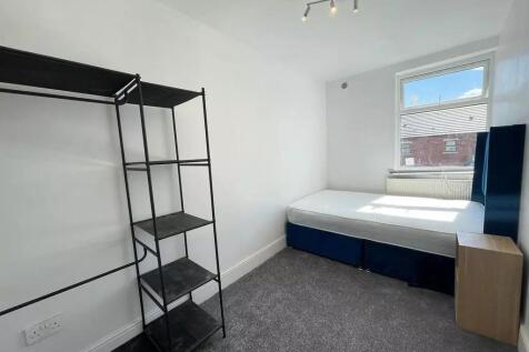 Bright and tidy single bedroom featuring a comf...