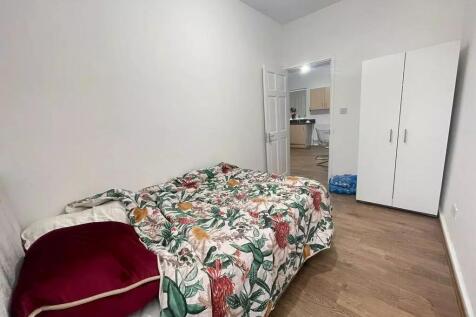 A neat and simple single bedroom featuring a co...