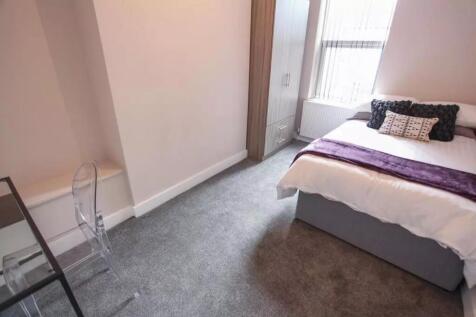 Bright and tidy double bedroom featuring a comf...