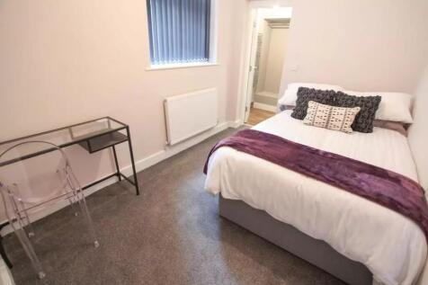 A cozy double bedroom featuring a comfortable d...