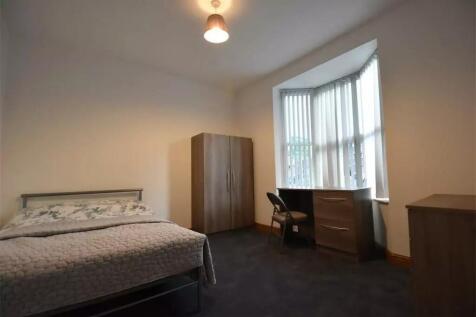 A neat double bedroom featuring a comfortable b...