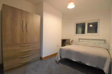 A cozy double bedroom featuring a comfortable b...