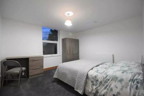 A cozy double bedroom featuring a comfortable b...