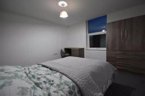 A neat and cozy double bedroom featuring a comf...
