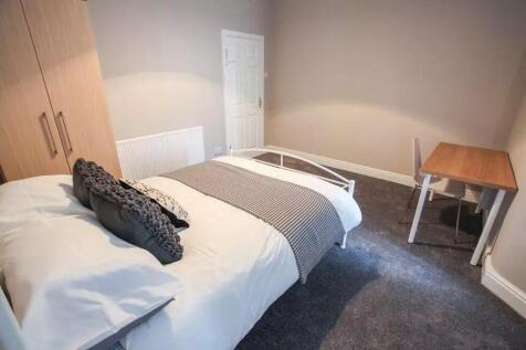 Bright and clean double bedroom featuring a nea...