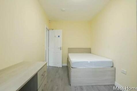 A neat and clean single bedroom featuring a com...