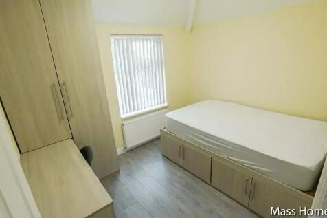 A neat and well-maintained single bedroom featu...
