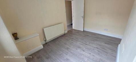 A clean and well-maintained single bedroom feat...