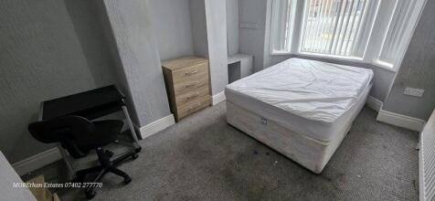 A simple and functional double bedroom featurin...
