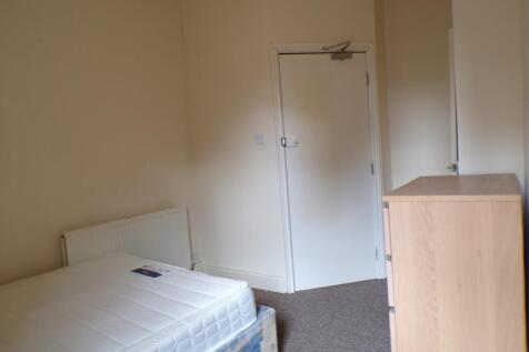 A spacious double bedroom with potential for pe...