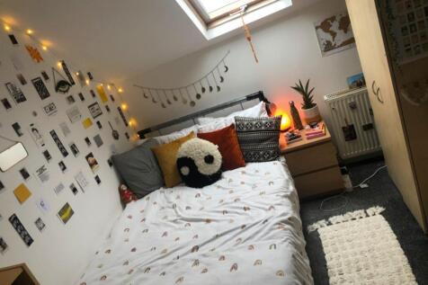 A cozy and inviting double bedroom featuring a ...