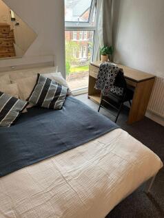 A cozy and well-maintained double bedroom with ...