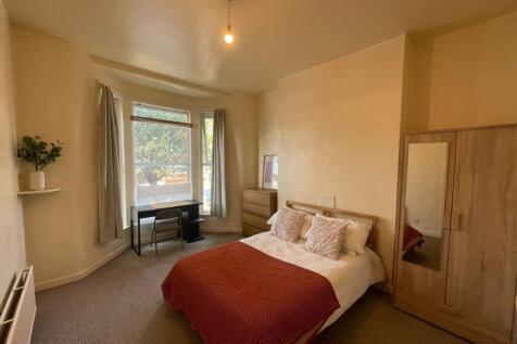 A cozy bedroom featuring a comfortable double b...