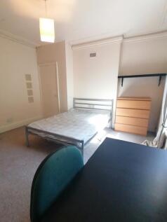 Bright and spacious double bedroom featuring am...