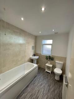 Modern and tidy bathroom featuring a spacious b...