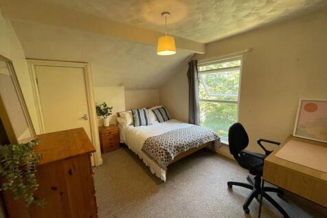 Bright and cozy single bedroom with a large win...