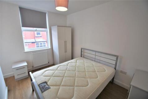 This inviting double bedroom features ample nat...