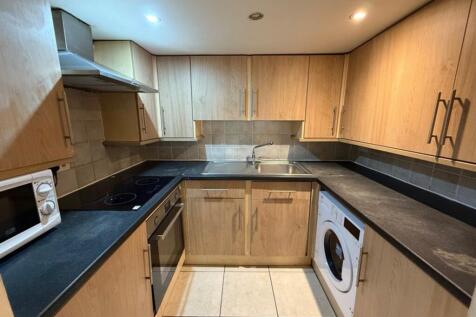 This well-equipped kitchen features modern appl...