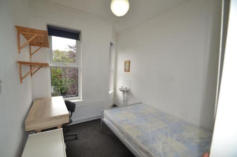 Bright and tidy single bedroom featuring a larg...