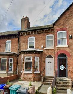 A charming terraced brick house with classic ba...