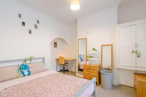 A cozy double bedroom featuring a comfortable b...