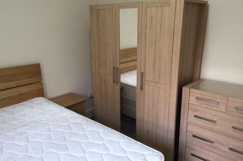 A tidy single bedroom featuring a clean mattres...