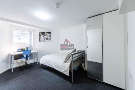 Bright and tidy single bedroom featuring a comf...