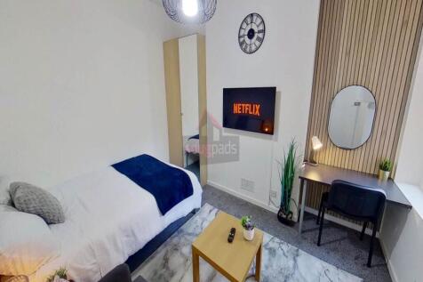 A cozy and well-kept bedroom featuring a single...