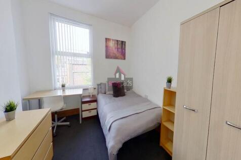Bright and tidy single bedroom featuring a comf...