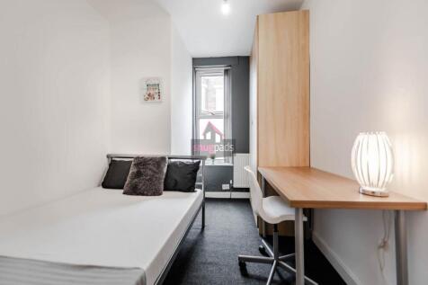 A neat and well-maintained single bedroom featu...