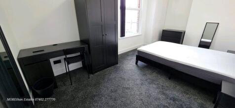 A tidy and well-maintained single bedroom featu...