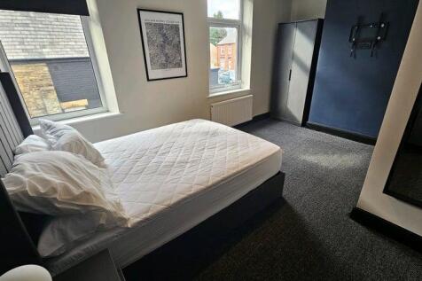 Well-lit and neatly maintained single bedroom w...