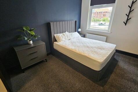 A neat and bright bedroom featuring a single be...