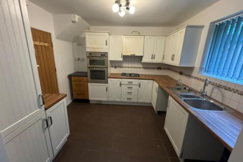 Bright and well-maintained kitchen with ample c...