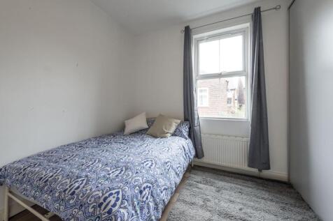 Bright, tidy double bedroom with a comfortable ...