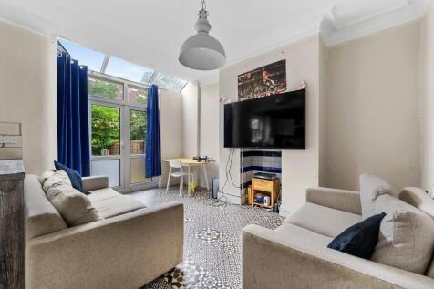 Bright, well-presented living room with comfort...