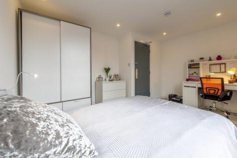 Bright, modern double bedroom with large built-...