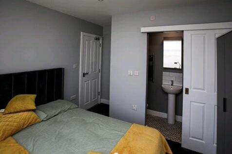 A cozy double bedroom featuring a comfortable b...