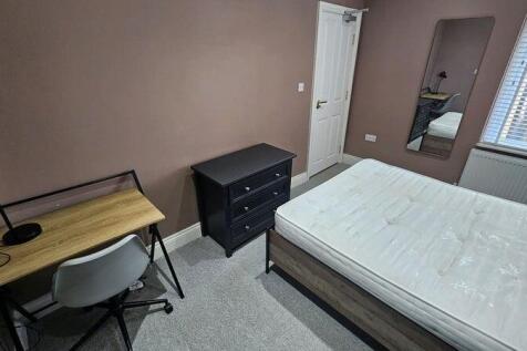 A cozy double bedroom featuring a comfortable b...