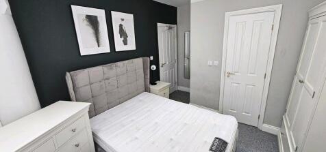 A modern, well-maintained double bedroom featur...