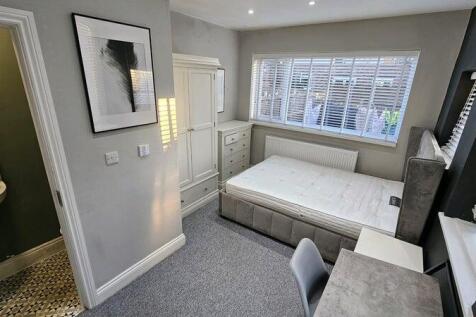 A bright and well-maintained double bedroom fea...