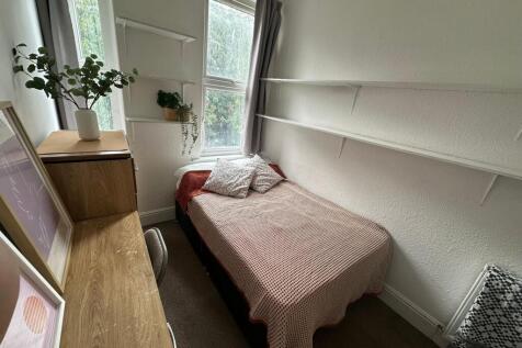 Cozy single bedroom with a comfortable bed, nat...