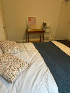 A bright and comfortable double bedroom featuri...