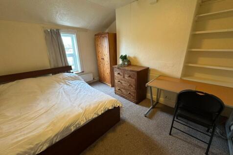 A cozy bedroom featuring a comfortable double b...