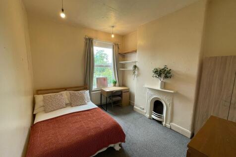 A cozy double bedroom featuring a comfortable b...