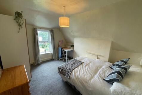 A cozy bedroom featuring a comfortable double b...