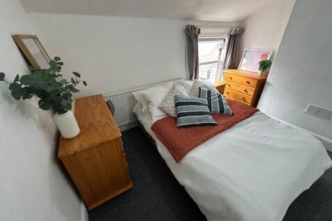 A cozy double bedroom featuring a comfortable b...