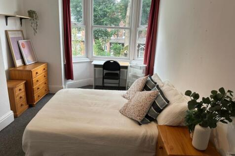 A cozy double bedroom featuring a comfortable b...